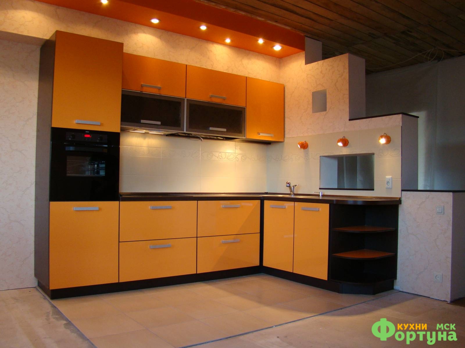 Материалы кухни пластик. Оранжевая кухня. Кухня оранжевый пластиковый. Кухонный гарнитур пластиковый фасад. Кухонные фасады из пластика.